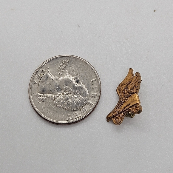 gold tone pin Chicago roller derby skate with wings - Picture 3 of 3